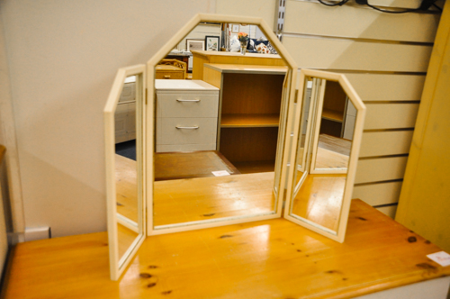 Triple dressing table mirror