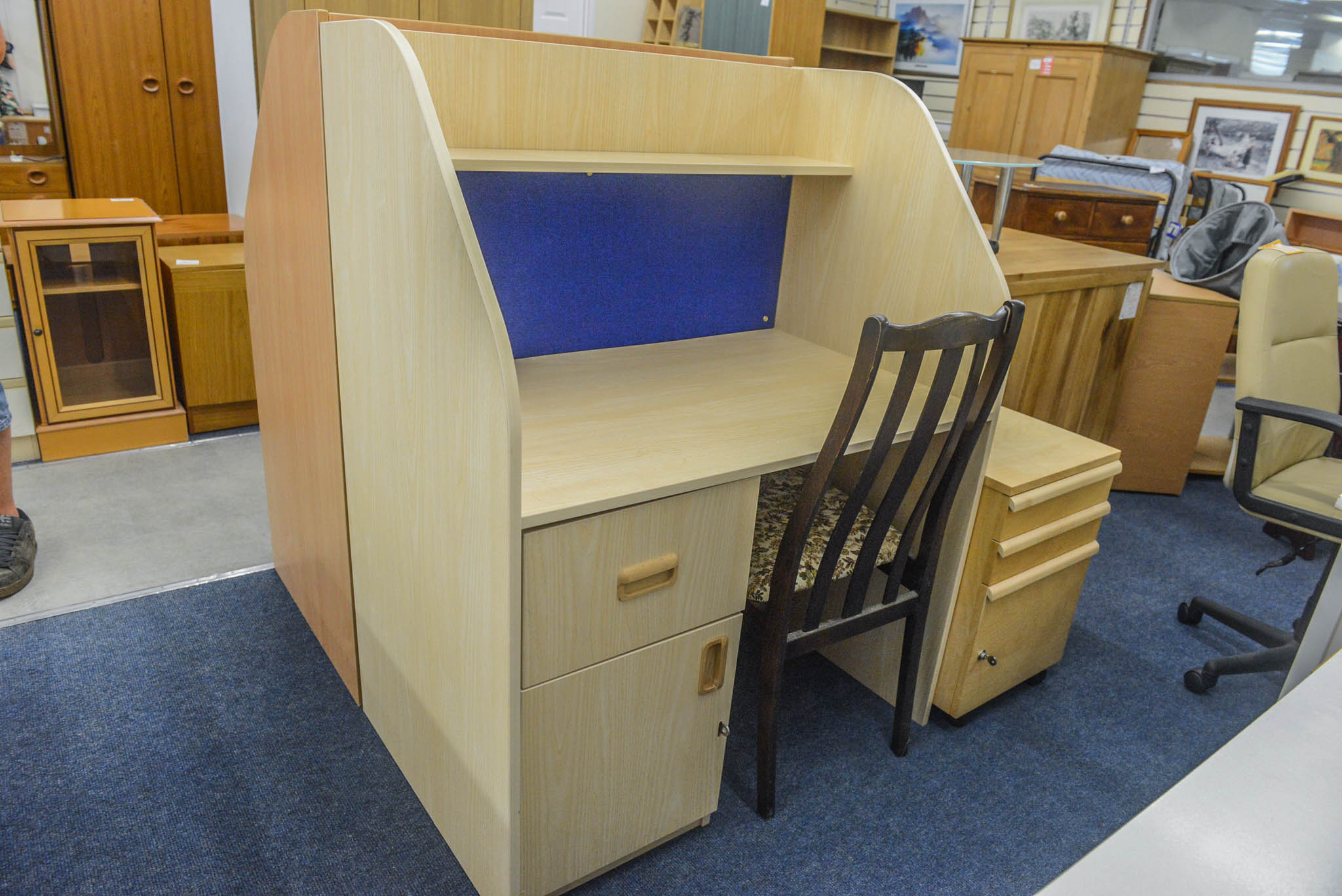 Workstation Desk with removable pedestal for left hand or right hand set up. 1m wide, 65cm deep, 1.28m tall.