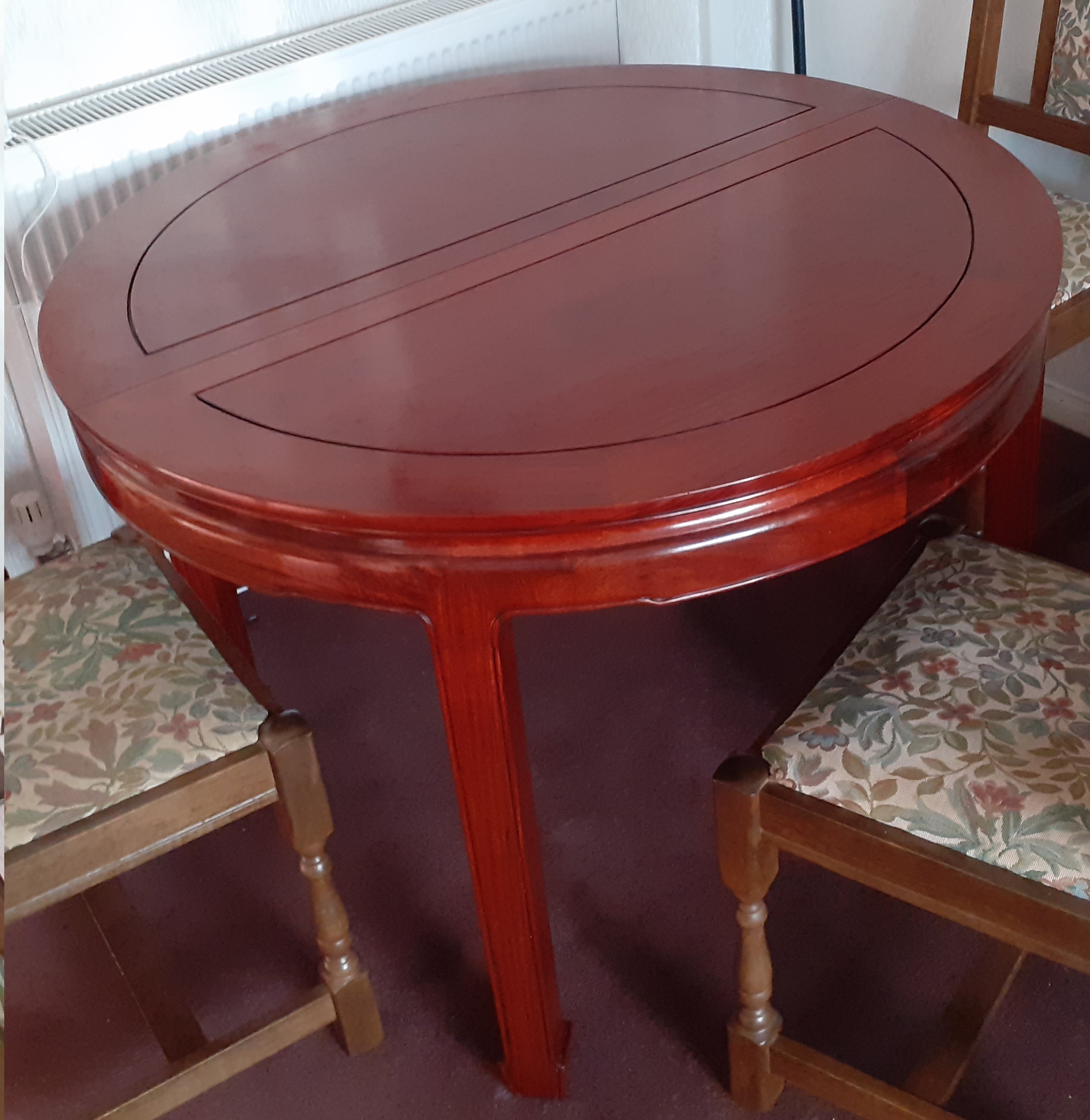Extending dining table. Very good condition.